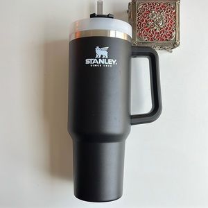 Stanley 40oz Leslie’s tumbler, black